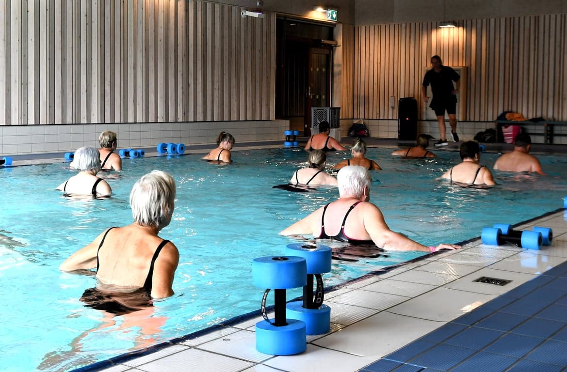 Vattengymnastik i varmbassäng på Larslunda i Strängnäs