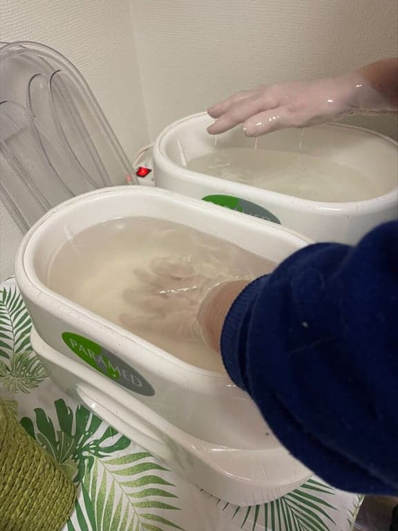 Doppar händer i parafinbad